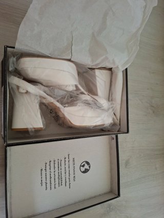 Sandalias de tacón beige y blancas