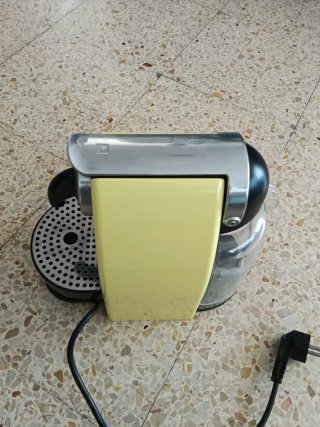 Cafetera Nespresso Krups Amarilla