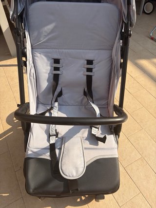 Passeggino leggero grigio