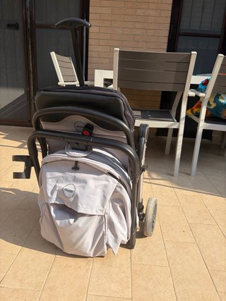 Passeggino leggero grigio