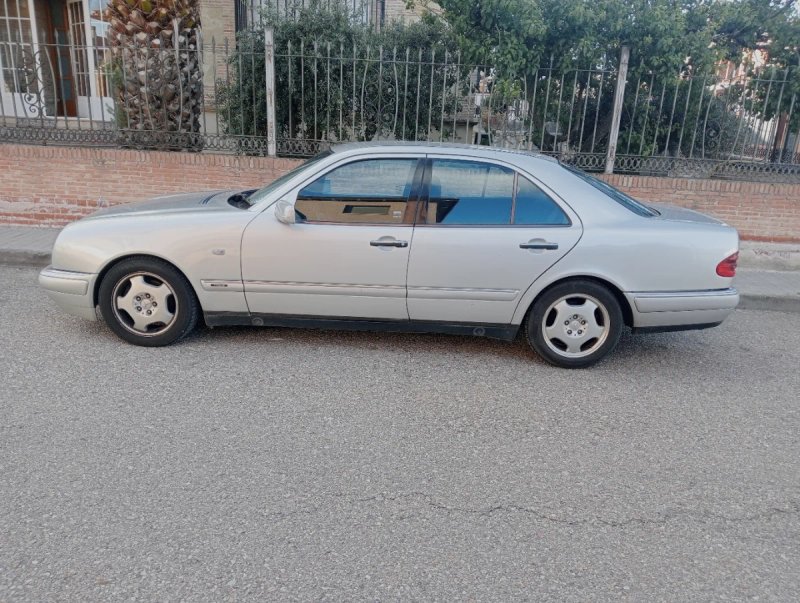 Mercedes-Benz Clase E 300 - foto 1