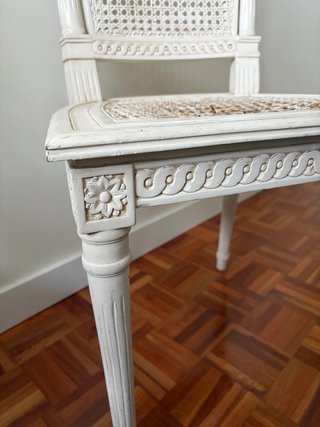 Silla de madera tallada crema con rejilla
