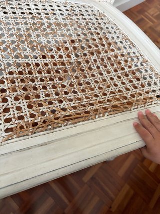 Silla de madera tallada crema con rejilla