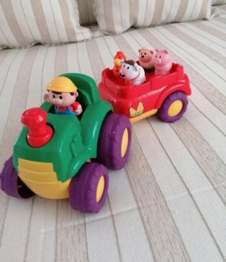 Tractor musical con remolque y animales