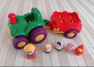 Tractor musical con remolque y animales