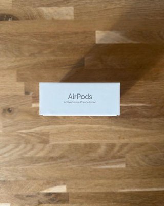 AirPods 4 ANC abiertos preparados para viaje
