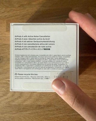 AirPods 4 ANC abiertos preparados para viaje
