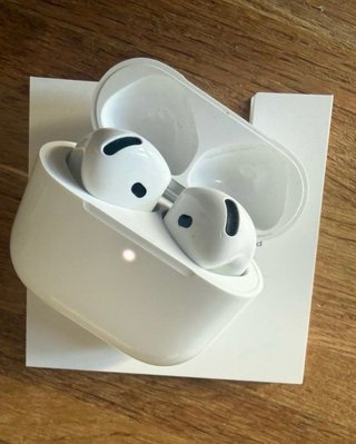 AirPods 4 ANC abiertos preparados para viaje