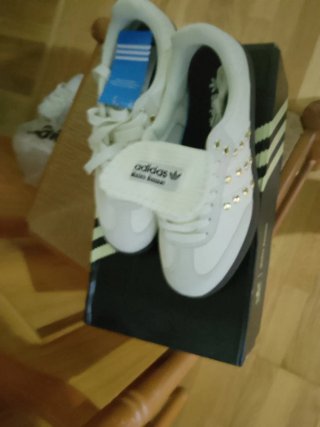 Adidas Talla 39 Blancas con Detalles Dorados