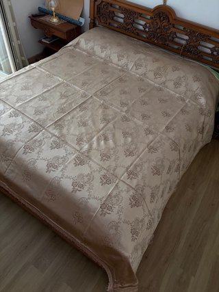 Copriletto matrimoniale beige in raso