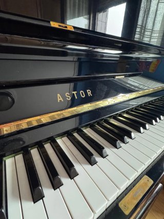 Piano Vertical Astor U-131