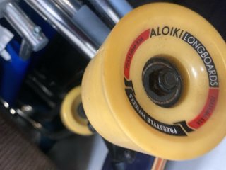 Longboard Negro con Ruedas Amarillas
