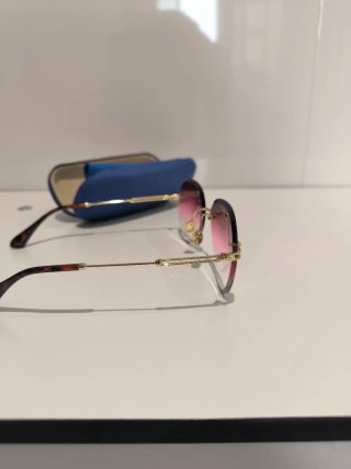 Gafas de sol doradas y rosas