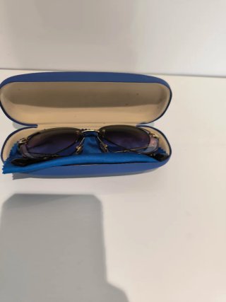 Gafas de sol doradas y rosas