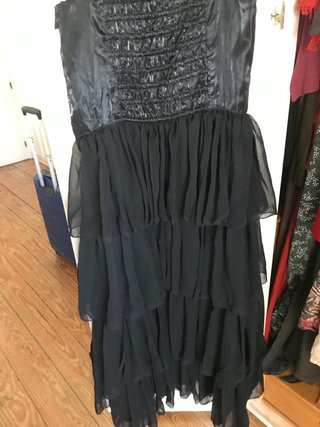 Vestido fiesta pedrería volantes negro