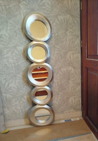Espejo decorativo redondo plateado.