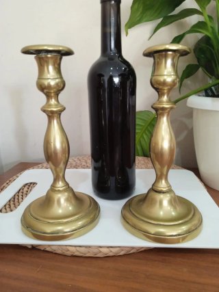 Antigua pareja candelabros porta velas de bronce