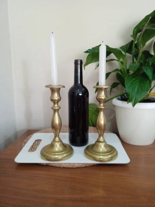 Antigua pareja candelabros porta velas de bronce
