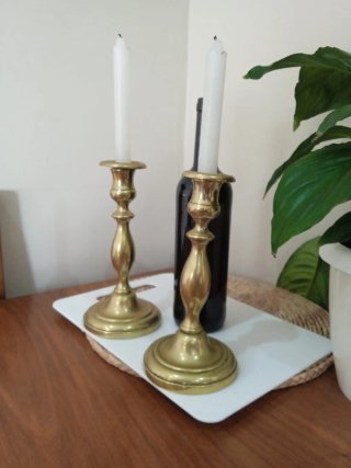 Antigua pareja candelabros porta velas de bronce