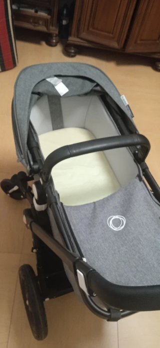 Cochecito de bebé gris