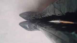 Botas altas de charol con relieve marca Marian