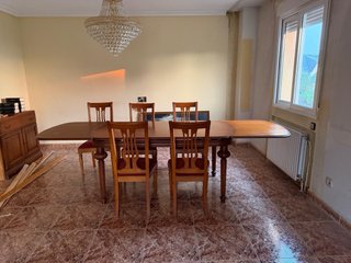 Mesa de comedor de madera