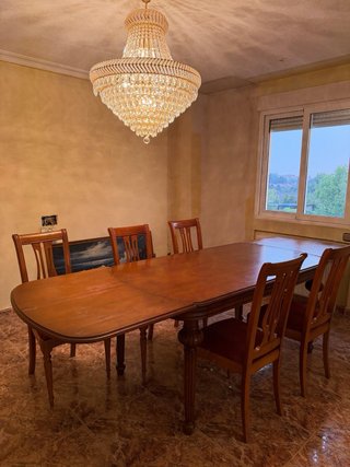 Mesa de comedor de madera