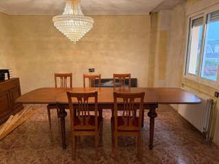 Mesa de comedor de madera