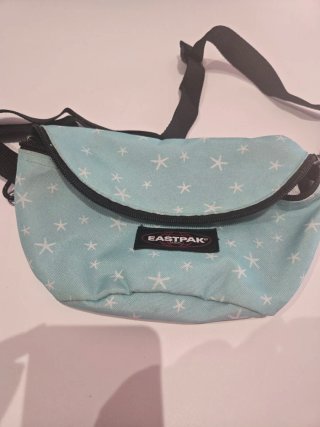 Riñonera Eastpak estrellas azul claro