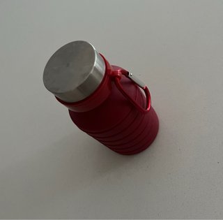 Botella de plástico roja plegable