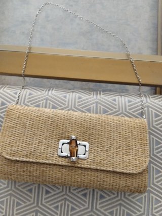 Bolso de mano tejido con cadena plateada