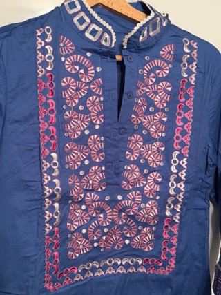 Vestido azul con bordados