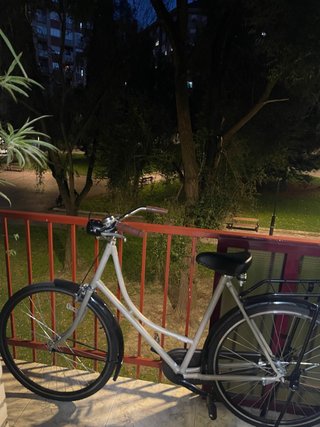 Bicicleta beige en buen estado