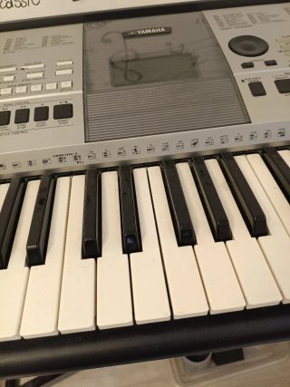 Piano Yamaha PSR E413 con soporte