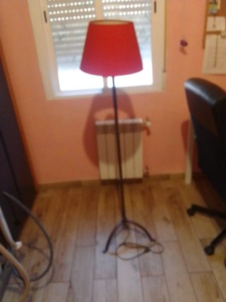 Lámpara de pie roja y madera