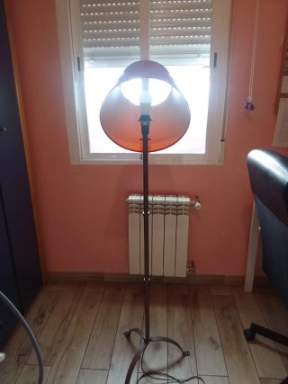 Lámpara de pie roja y madera