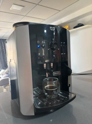 Cafetera Krups Quattro Force EA81