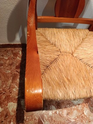 Sillón de enea y madera