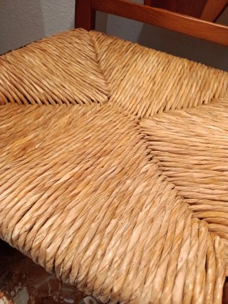Sillón de enea y madera