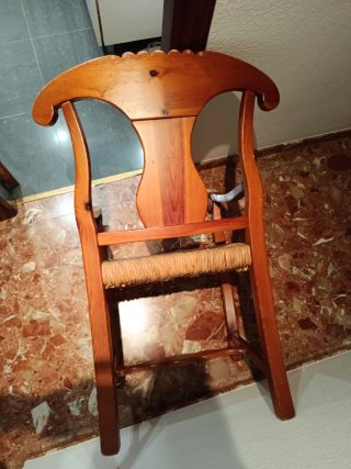 Sillón de enea y madera