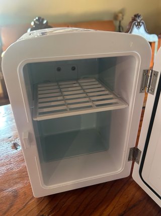 Mini nevera cosméticos lila