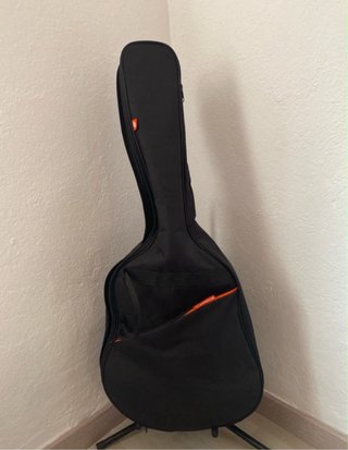 Guitarra Clásica con funda y soporte. Nueva