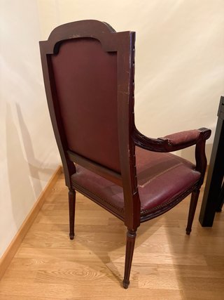 Sillón de madera tallada y cuero
