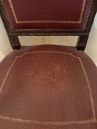 Sillón de madera tallada y cuero