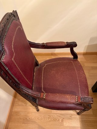 Sillón de madera tallada y cuero