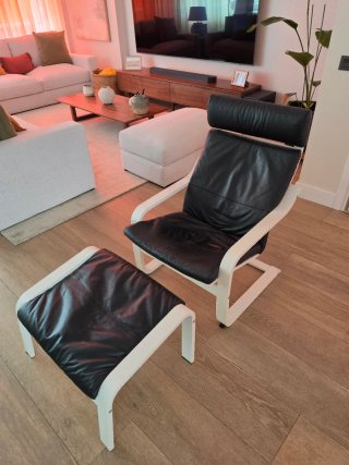 Silla y reposapiés Poang cuero negro y madera