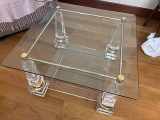Mesa centro cristal y metacrilato dorado