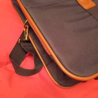 Bolso de viaje azul y marrón