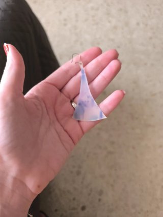 Pendientes triangulares blancos y azules