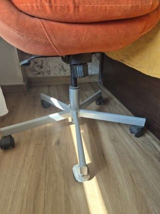 Silla de diseño naranja y gris